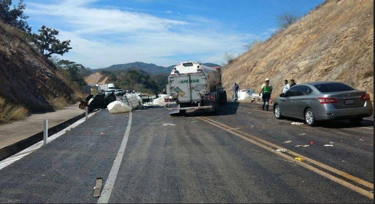 La tarde del lunes un camión cisterna cargado de químicos volcó sobre la Maxipista Mazatlán –Durango, derramando miles de litros de nitrato de calcio