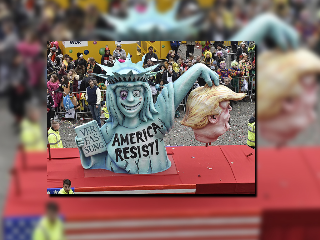La imagen de Trump y la Estatua de la Libertad luce en uno de los carros alegóricos en el carnaval de Alemania. (AP)