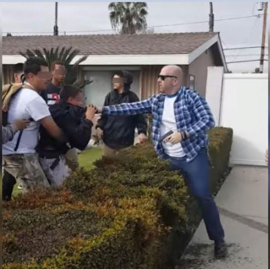 Un policía fuera de servicio dispara su arma contra un adolescente hispano en Anaheim, California. (Twitter@undocumedia)