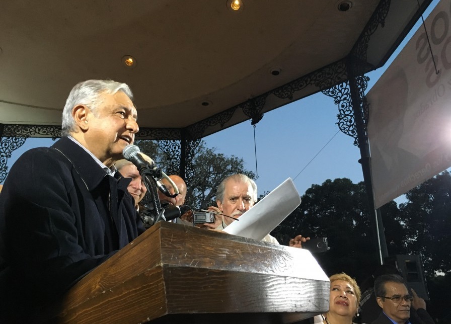 Andrés Manuel López Obrador se reunió con simpatizantes en la plaza Olvera del centro de Los Ángeles, California. (lopezobrador.org.mx)
