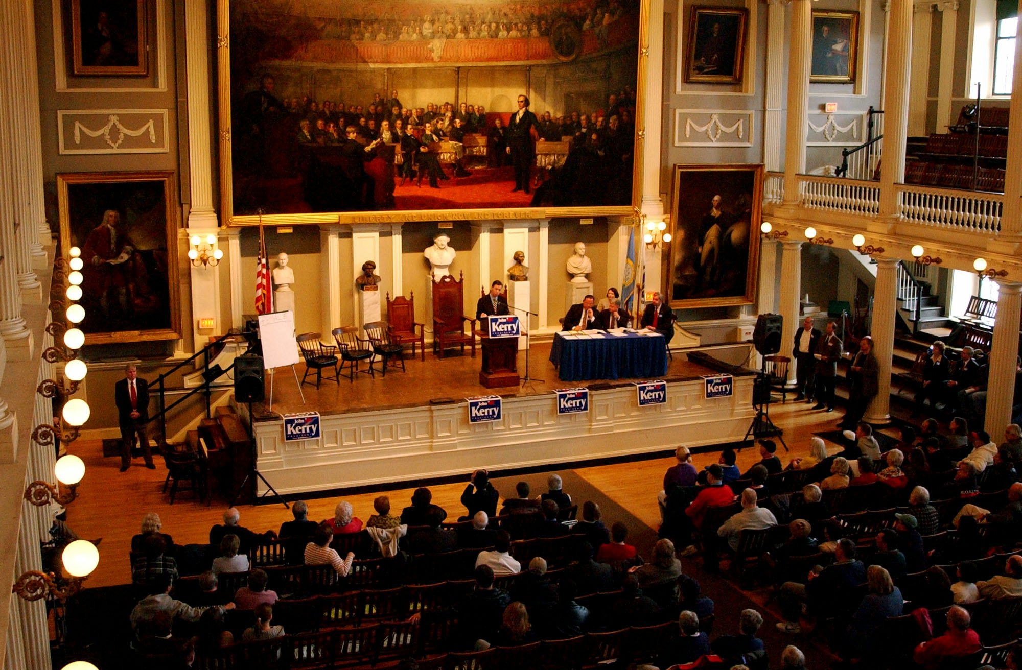 Los demócratas reunidos en el histórico Faneuil Hall de Boston antes de votar para elegir a los delegados a la Convención Nacional Demócrata, el 3 de abril del 2004. (AP/archivo)