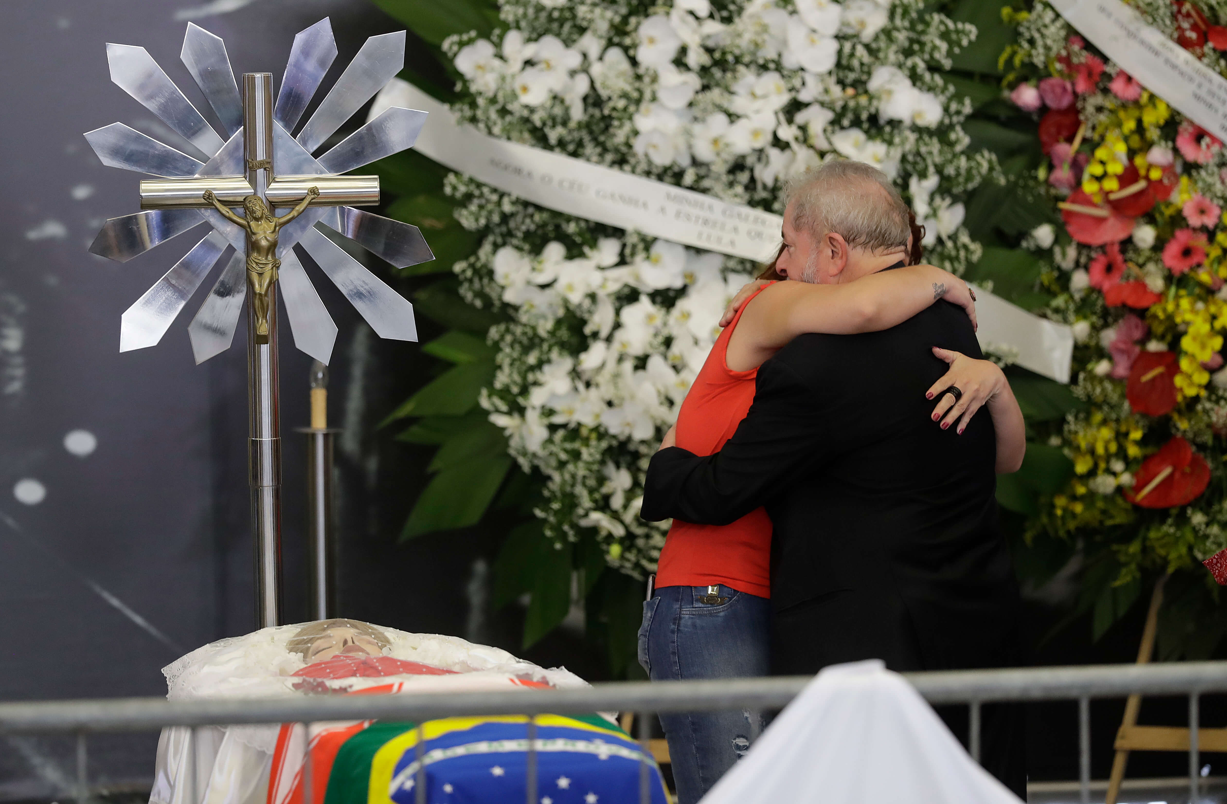 El ex presidente de Brasil, Luiz Inácio Lula da Silva, recibe un abrazo de una simpatizante junto al cuerpo de su esposa Marisa Leticia Lula da Silva durante el funeral. (AP)