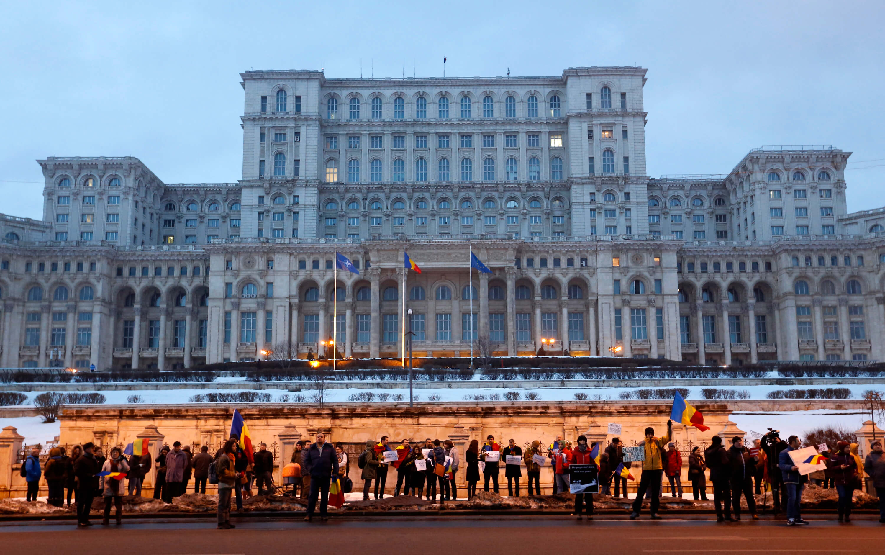 Un grupo de manifestantes se reúnen frente al edificio de Gobierno durante una protesta contra el polémico decreto sobre corrupción en Bucarest, Rumania. (AP)