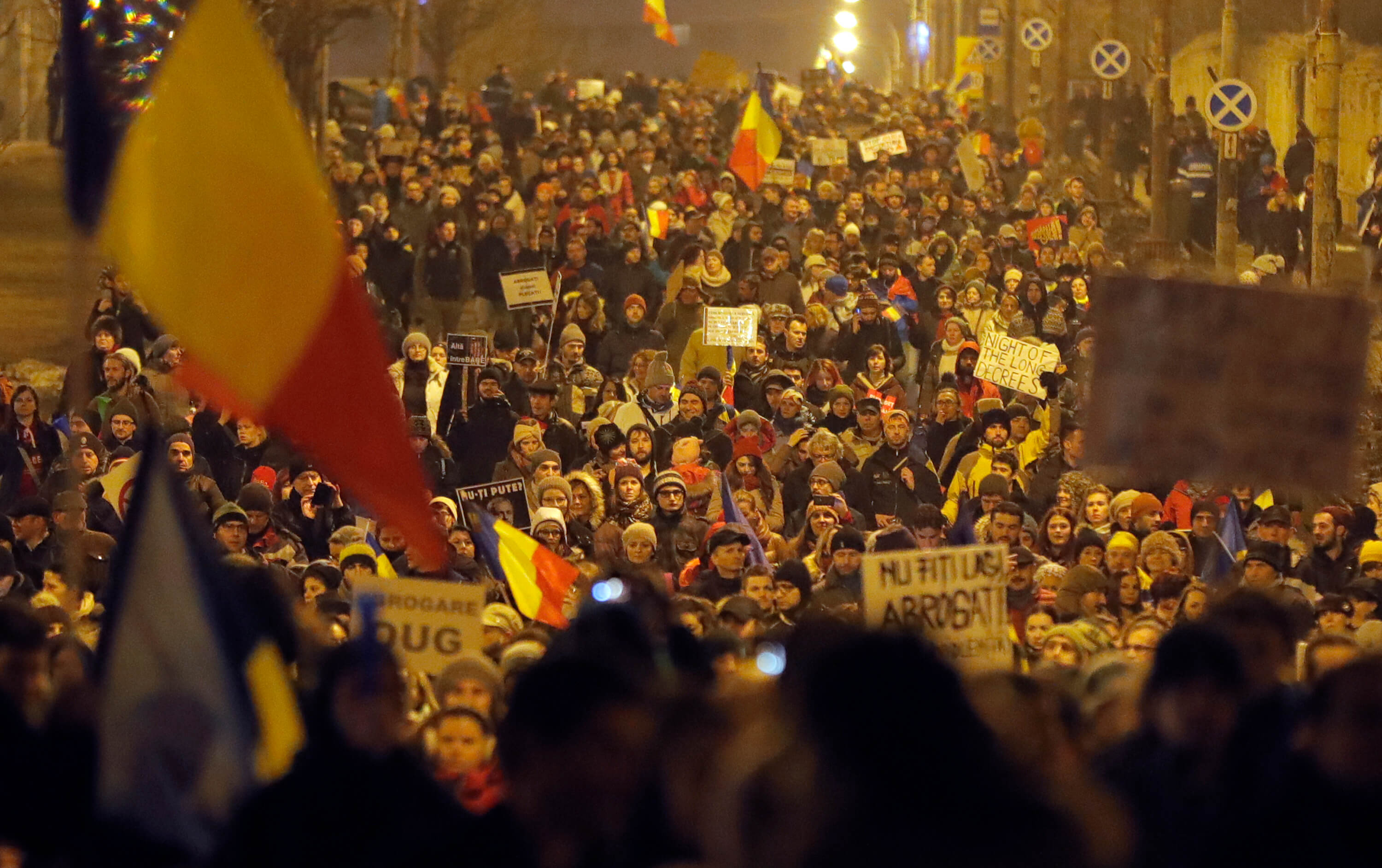 Cientos de miles de manifestantes marchan frente al edificio del gobierno durante una protesta en Bucarest, Rumania. (AP)