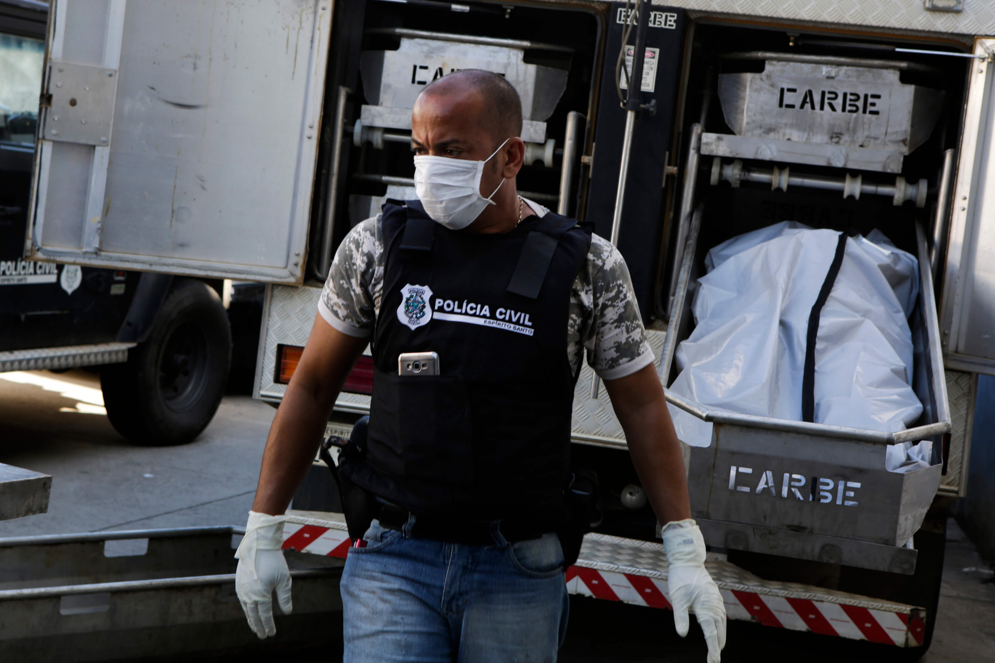 Un oficial de la Policía Civil acomoda los cuerpos en un camión de forenses en el Instituto Médico Legal de Vitoria, estado de Espírito Santo, Brasil. (AP)