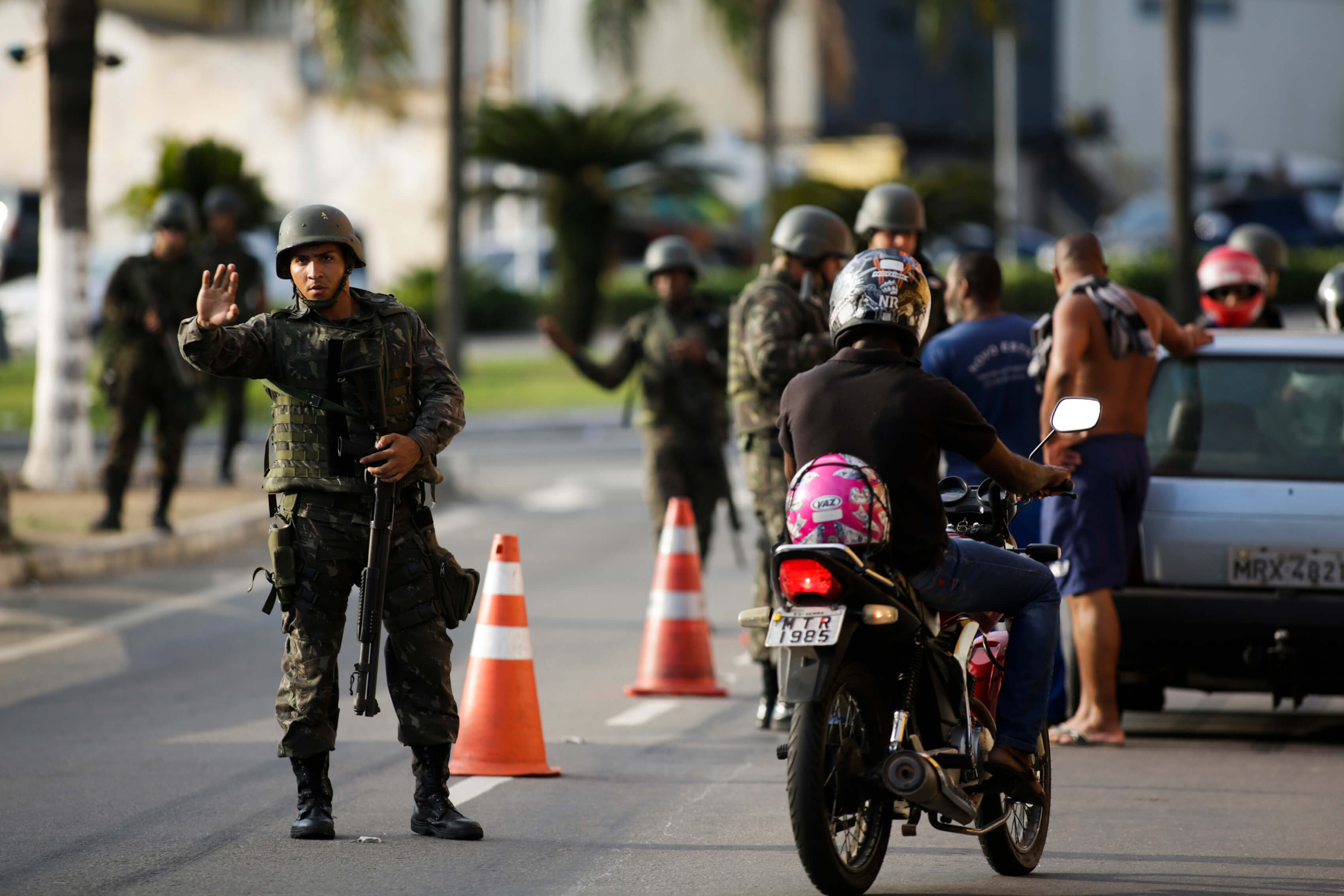 Soldados de la Marina inspeccionan a conductores en Serra, estado de Espírito Santo, tras la ola de violencia que dejó al menos 121 muertos. (AP)