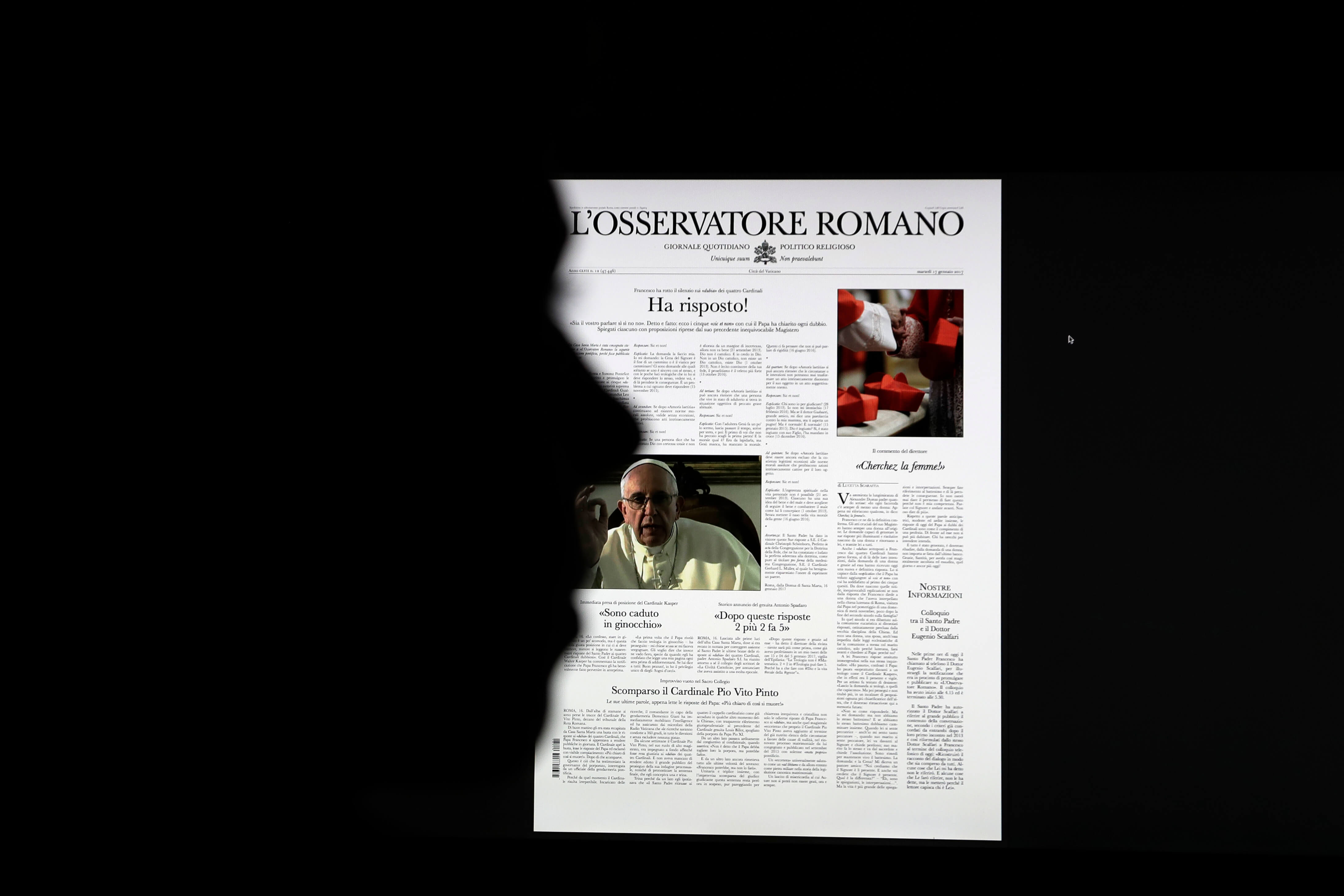 Una falsa copia del periódico vaticano L'Osservatore Romano, se exhibe en un monitor en Roma. (AP)