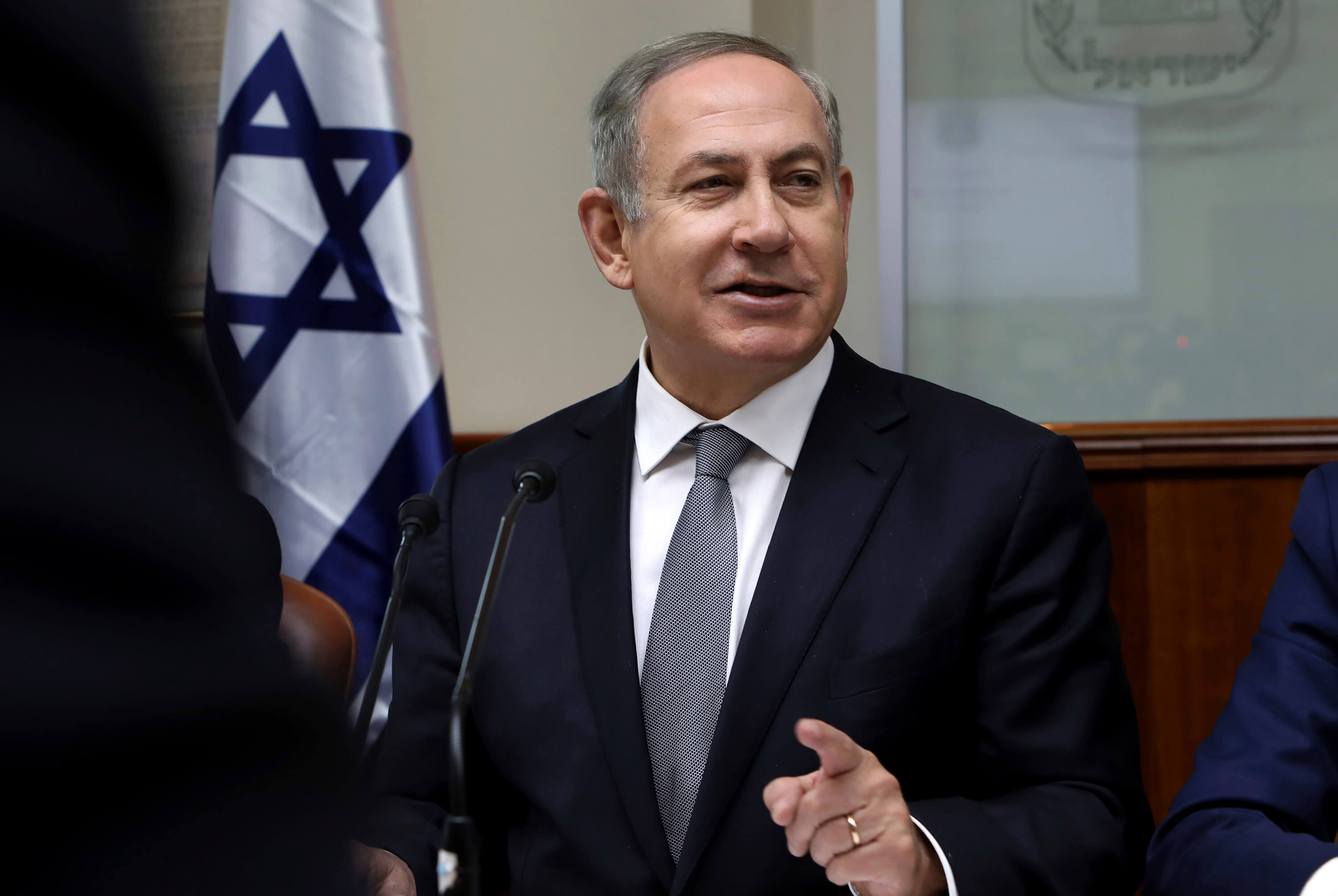 El primer ministro israelí, Benjamin Netanyahu, preside la reunión semanal del gabinete en Jerusalén el domingo 12 de febrero de 2017. (AP)