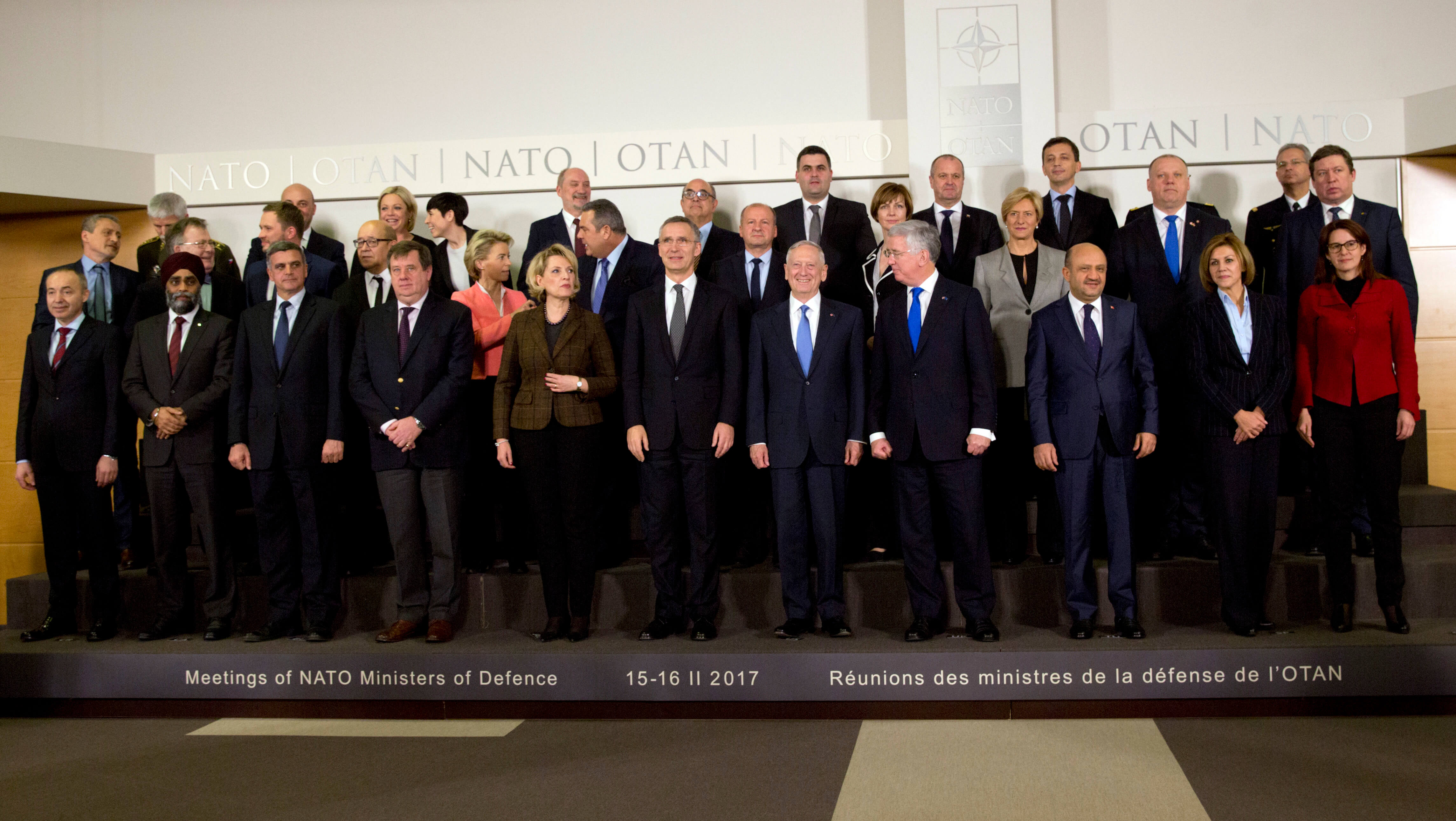 Los ministros de Defensa de la OTAN posan durante una fotografía grupal en la sede de la Alianza Atlántica en Bruselas. (AP)