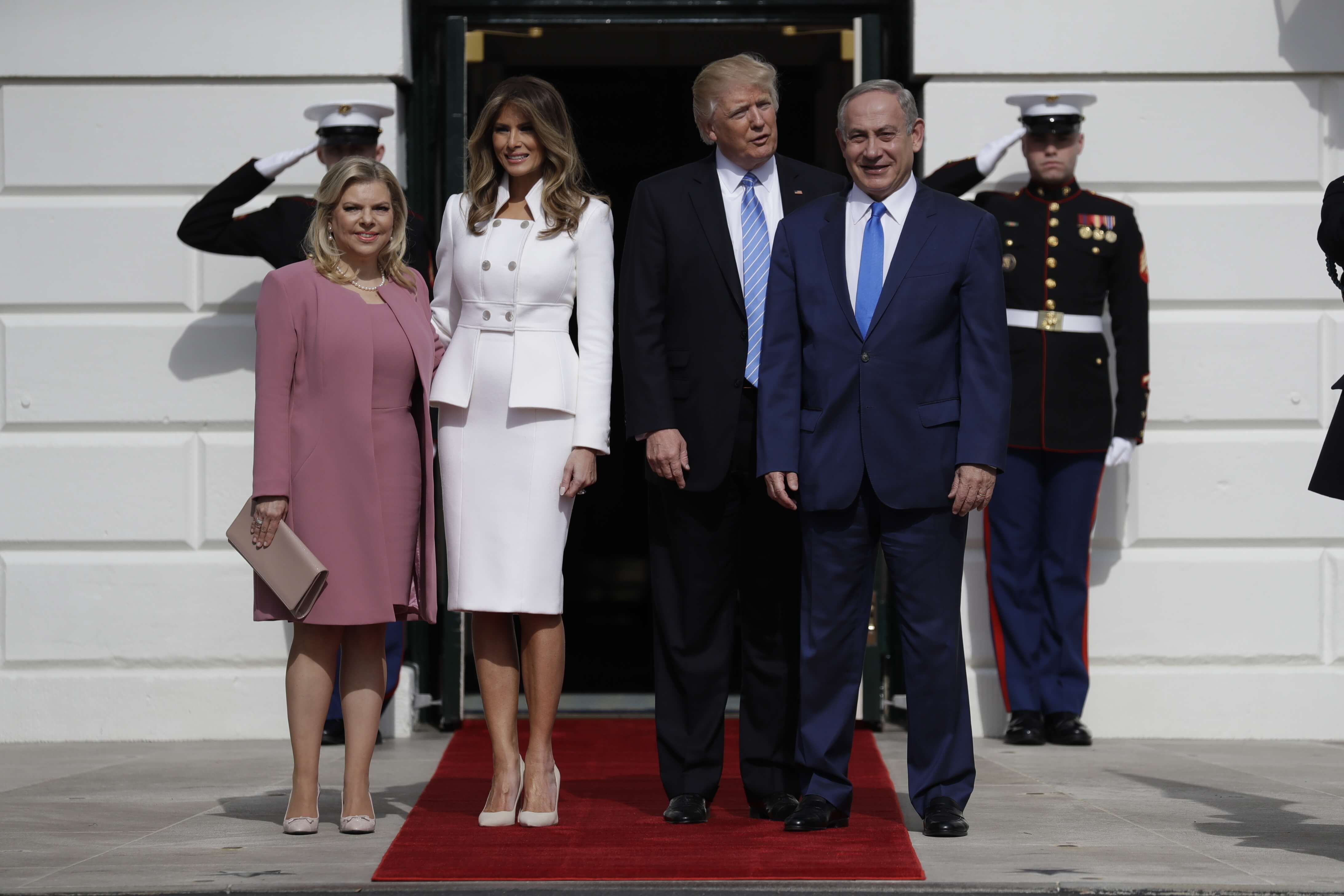 El presidente Donald Trump y la primera dama Melania Trump saludan al primer ministro israelí Benjamin Netanyahu y a su esposa Sara en la Casa Blanca en Washington. (AP)
