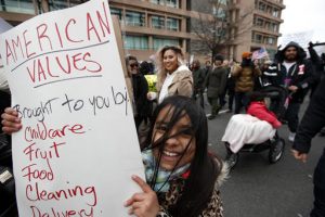 Eliana Gonzalez, de 9 años, de Woodbridge, Virginia, sostiene un cartel durante la marcha de Un día sin Inmigrantes en Washington, EU. (AP)