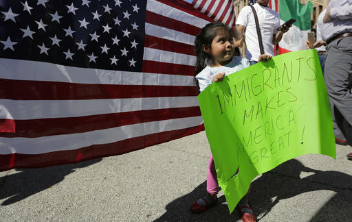 Yaretzi Perez, de 4 años, sostiene un letrero durante la marcha en la que acompaña a su familia en apoyo a los migrantes en Austin, Texas. (AP)