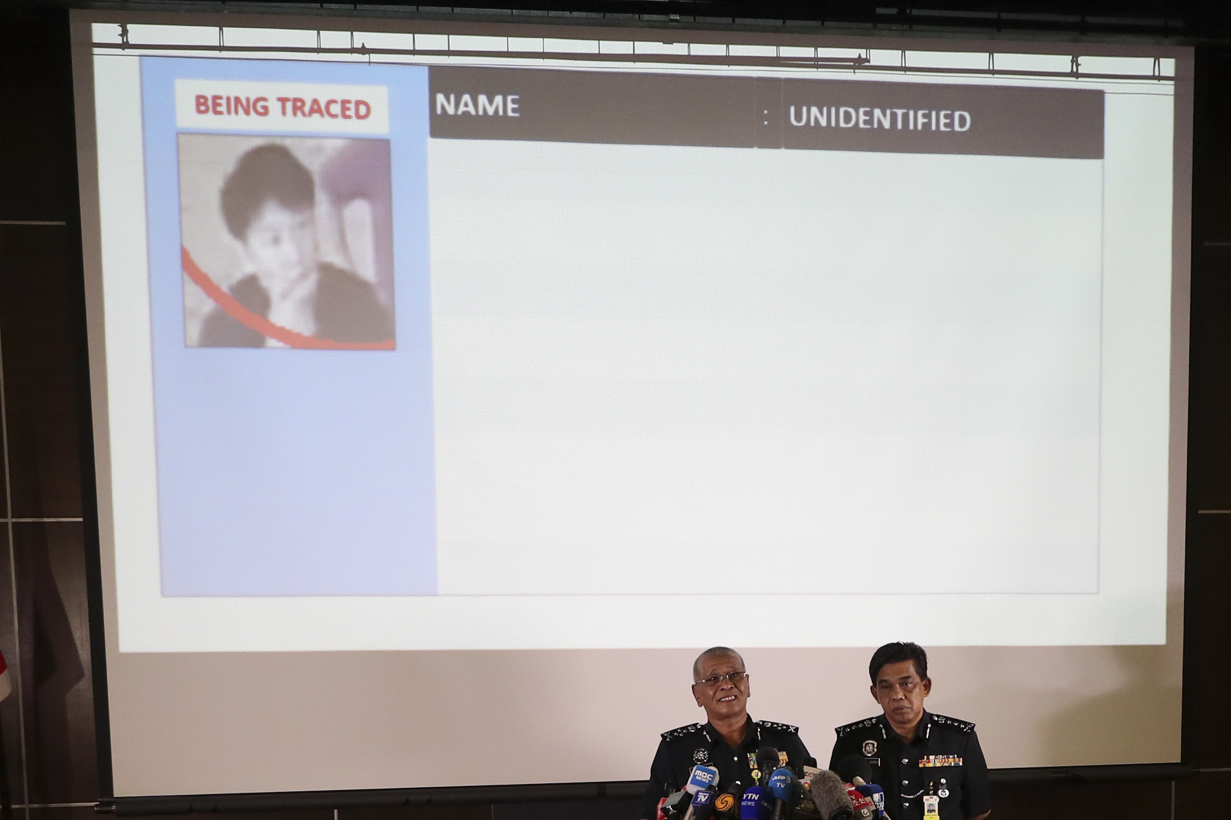 El jefe adjunto de la Policía Nacional de Malasia, Noor Rashid Ibrahim (i), muestra una imagen de un transeúnte no identificado que podría estar implicado en asesinato de Kim Jong-nam. (AP)