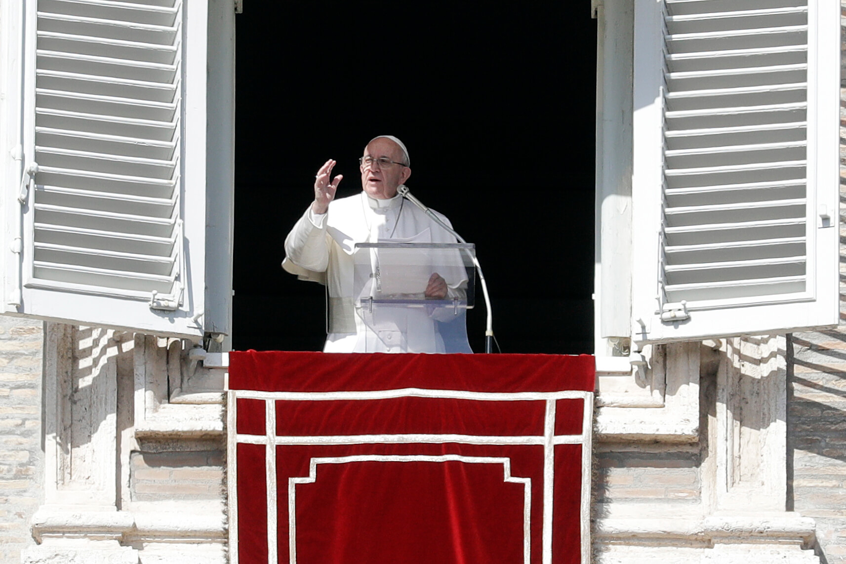 El papa Francisco da su bendición durante la oración del Angelus al mediodía, desde la ventana de su estudio en la Plaza de San Pedro, en el Vaticano. (AP)