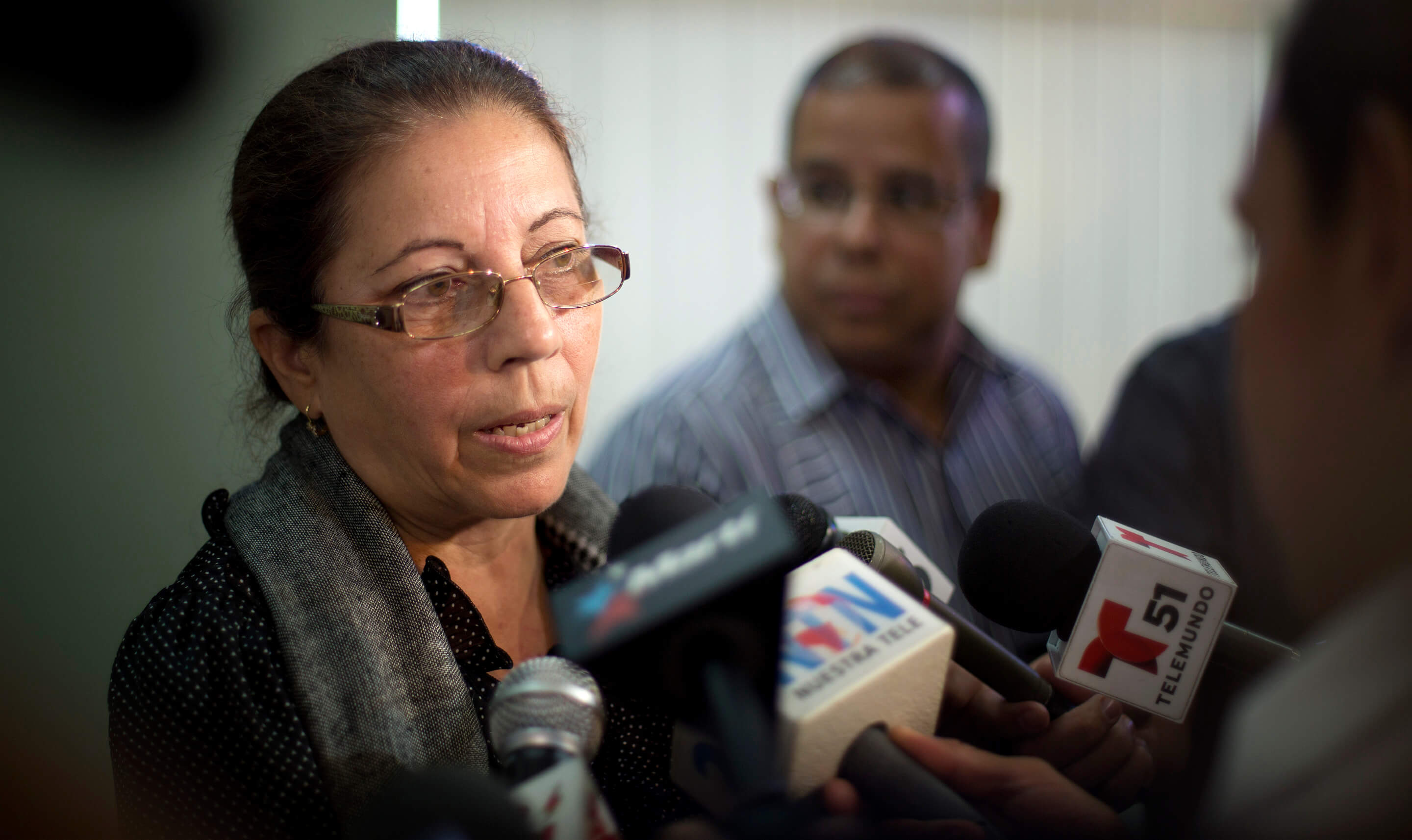 Ofelia Acevedo, esposa del difunto cubano Oswaldo Paya, habla con los medios de comunicación sobre la decisión de su familia de buscar refugio político en en Miami, Estados Unidos. (AP/ archivo)