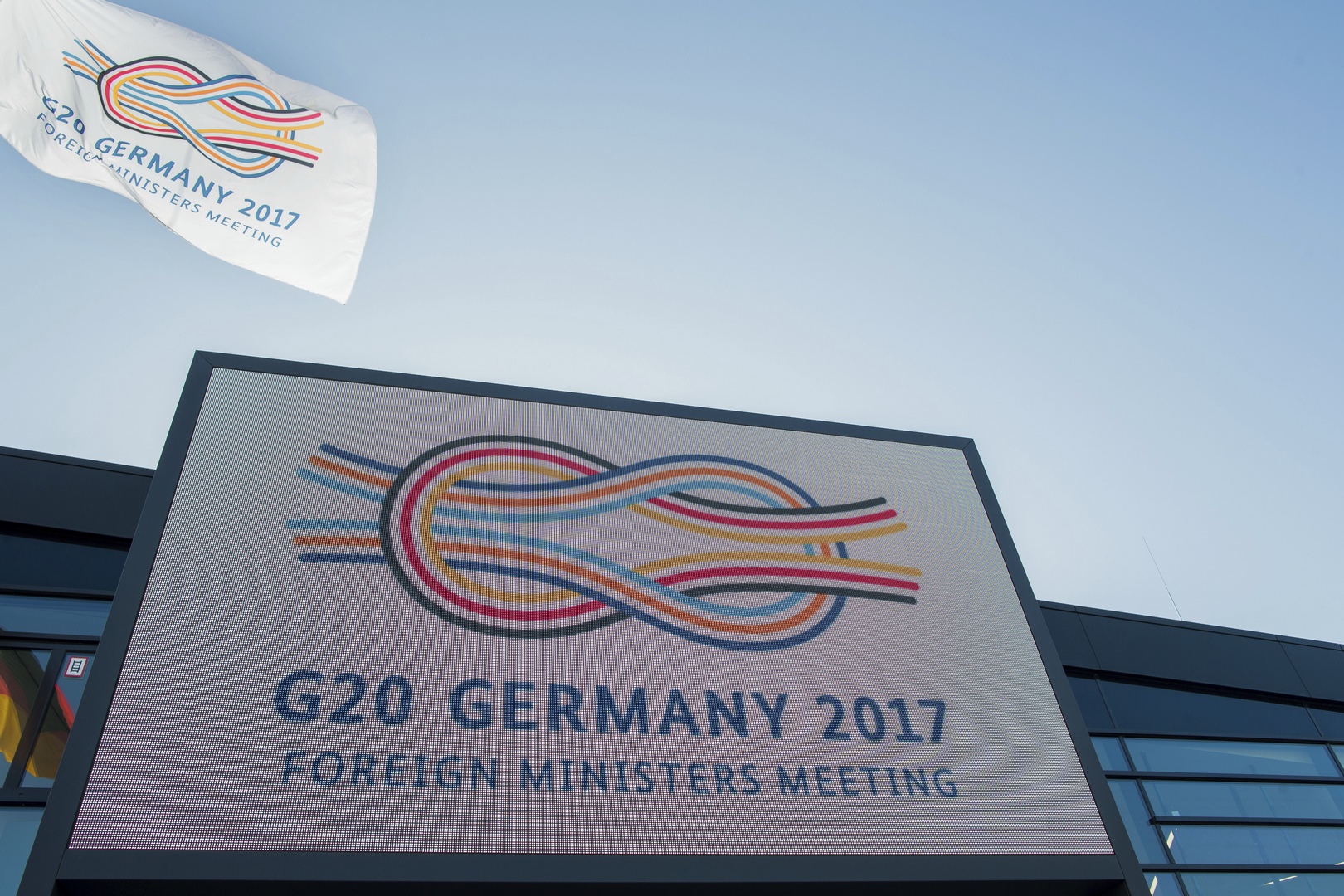 El logo de la cumbre "G-20 Alemania 2017" visto en el exterior del World Conference Center de Bonn, Alemania (AP)