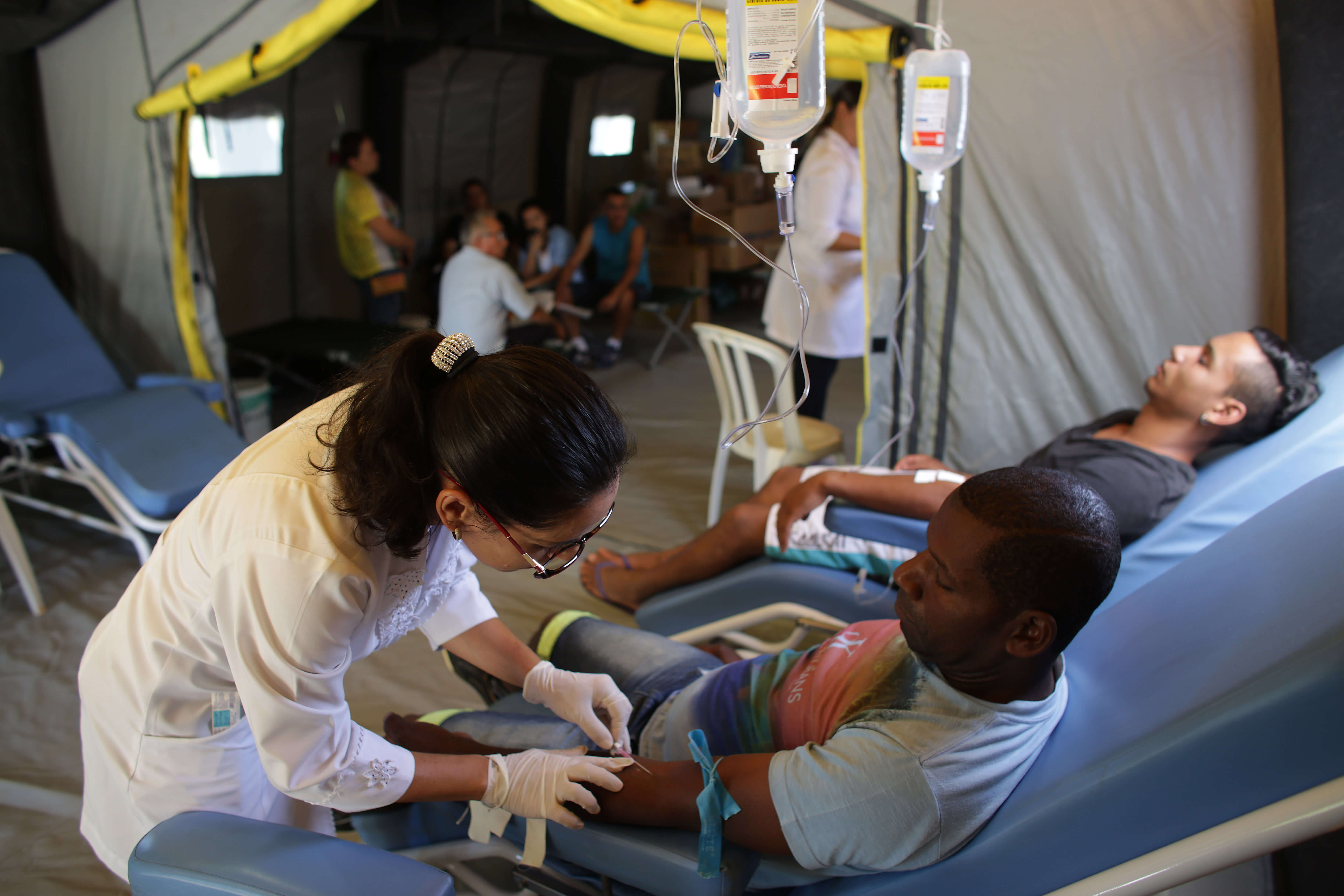Los pacientes reciben tratamiento en una unidad móvil médica en el barrio Brazlandia de Brasilia, Brasil, tras ser afectados por la malaria. (AP/archivo)