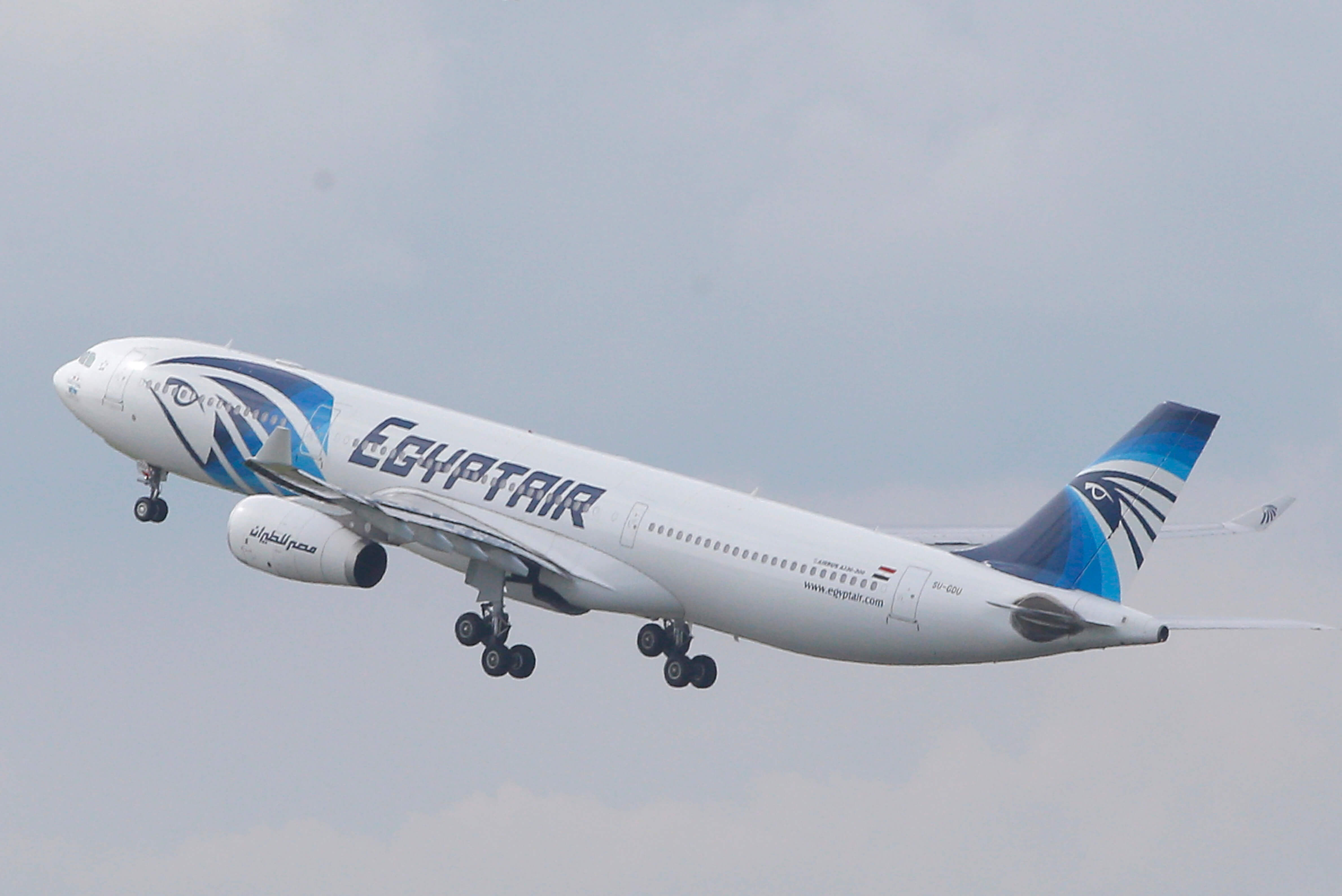 Un avión de la aerolínea EgyptAir sale del aeropuerto internacional de El Cairo. (AP/Archivo)