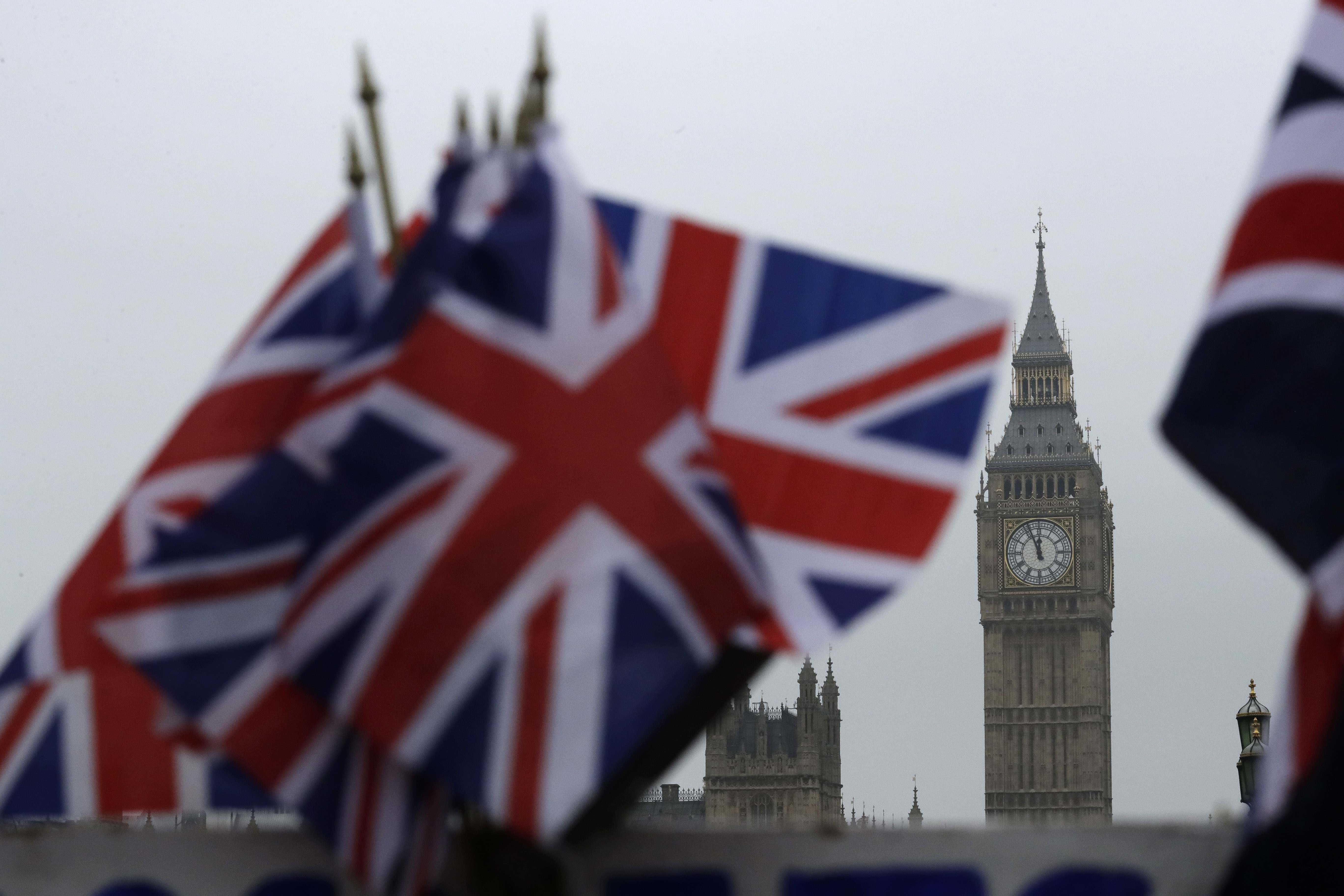 Foto ilustrativa que muestra la bandera británica y puntos turísticos londinenses (AP)