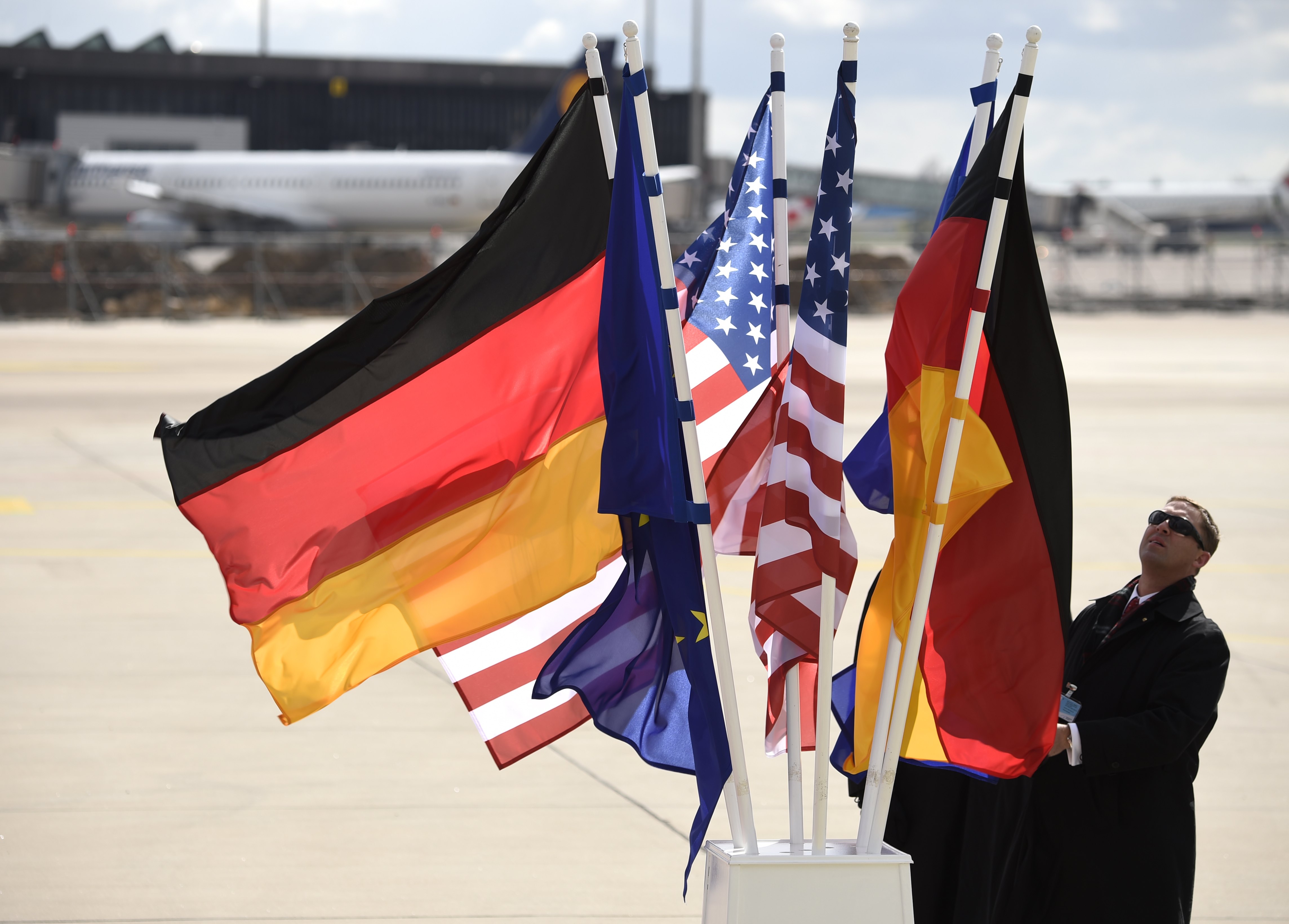 Foto ilustrativa con las banderas de Alemania y Estados Unidos (AP)
