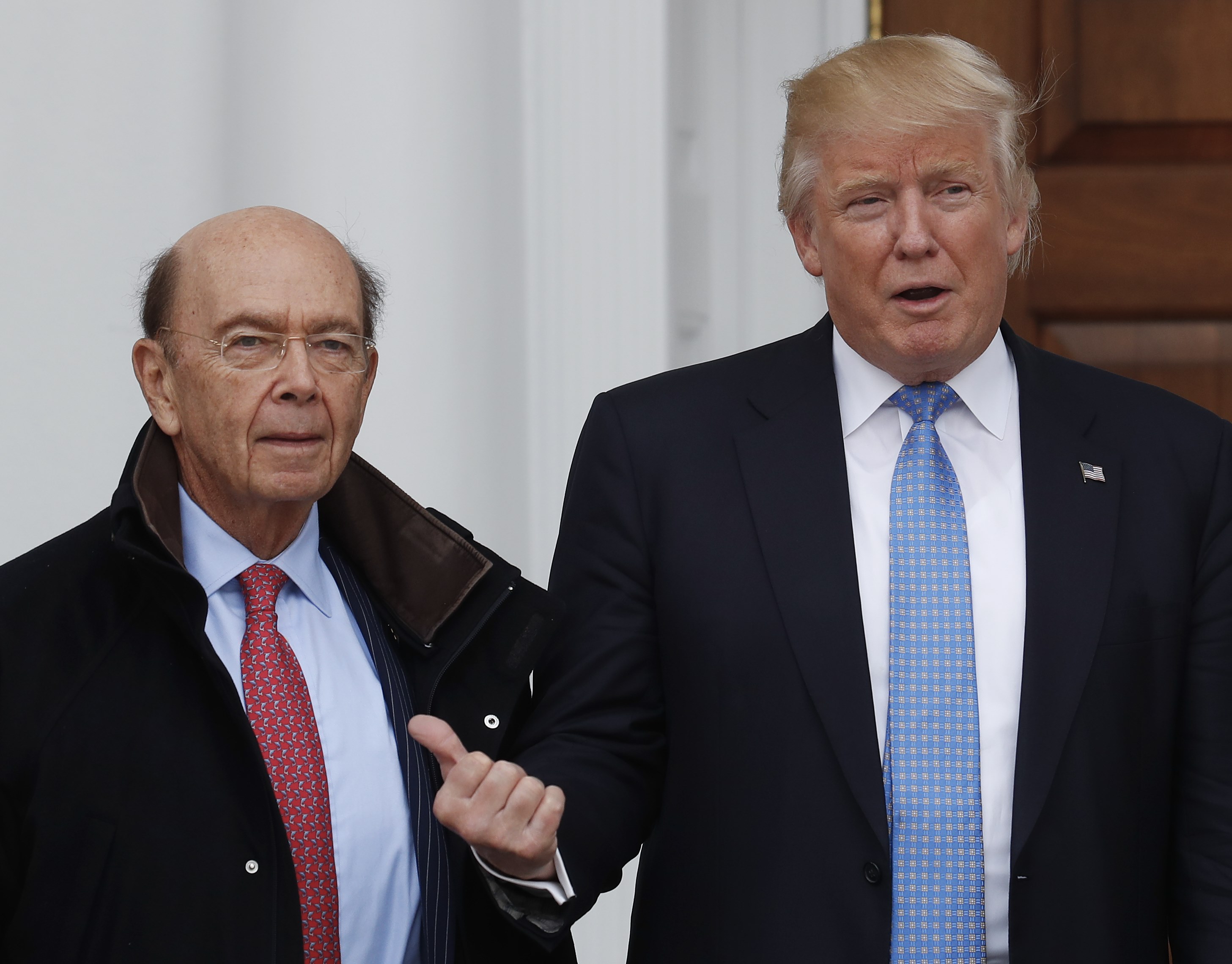 Donald Trump, presidente de Estados Unidos, junto al secretario de Comercio, Wilbur Ross (AP)
