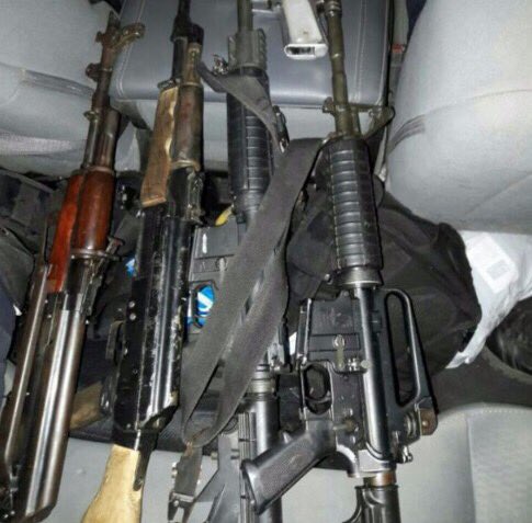 Aseguran armas de fuego y vehículo robado en Michoacán. (Twitter/ @MICHOACANSSP)