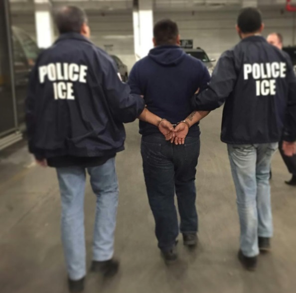 Oficiales de ICE realizan el arresto de un inmigrante de nacionalidad mexicana (Instagram @icegov)