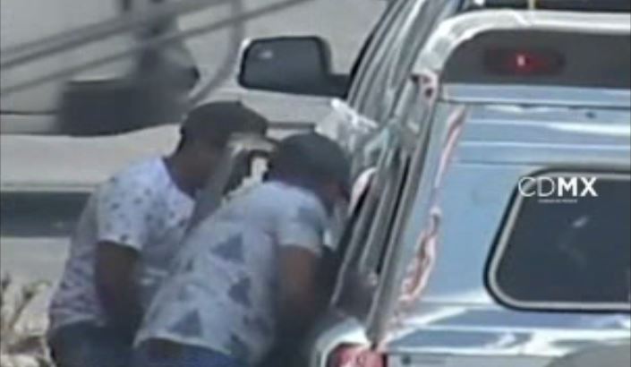 En un video de la cámara de video vigilancia del C2 se observa como dos hombres despojan a un automovilista de su dinero. (SSP-CDMX)