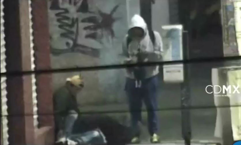 En el video se observa a uno de los ladrones sentado sobre la víctima. (Noticieros Televisa)