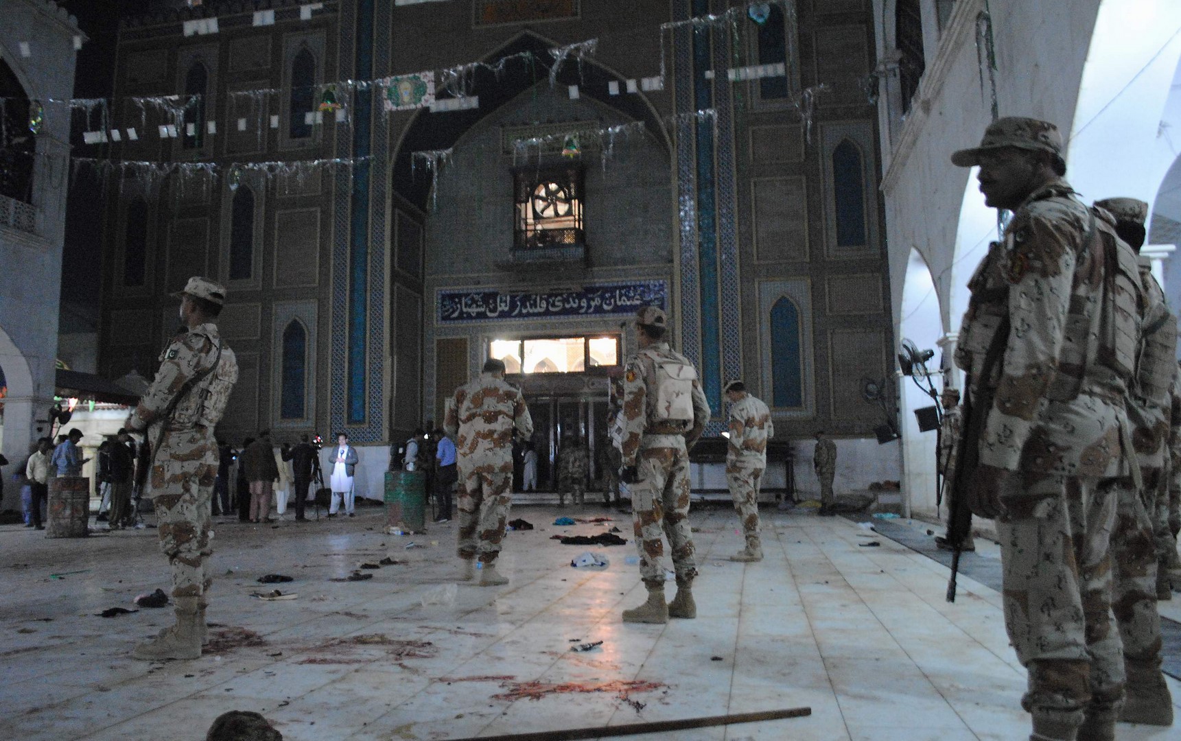 Soldados de Pakistán resguardan el templo sufí, en donde se registró un atentado y dejó 80 muertos. (Archivo/AP)