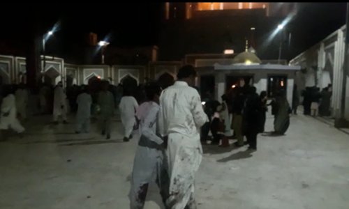 Un suicida hace explotar unas bombas en el interior de un templo sufí durante la hora del rezo en el sur de Pakistán. (Twitter/ @Pakistannews)