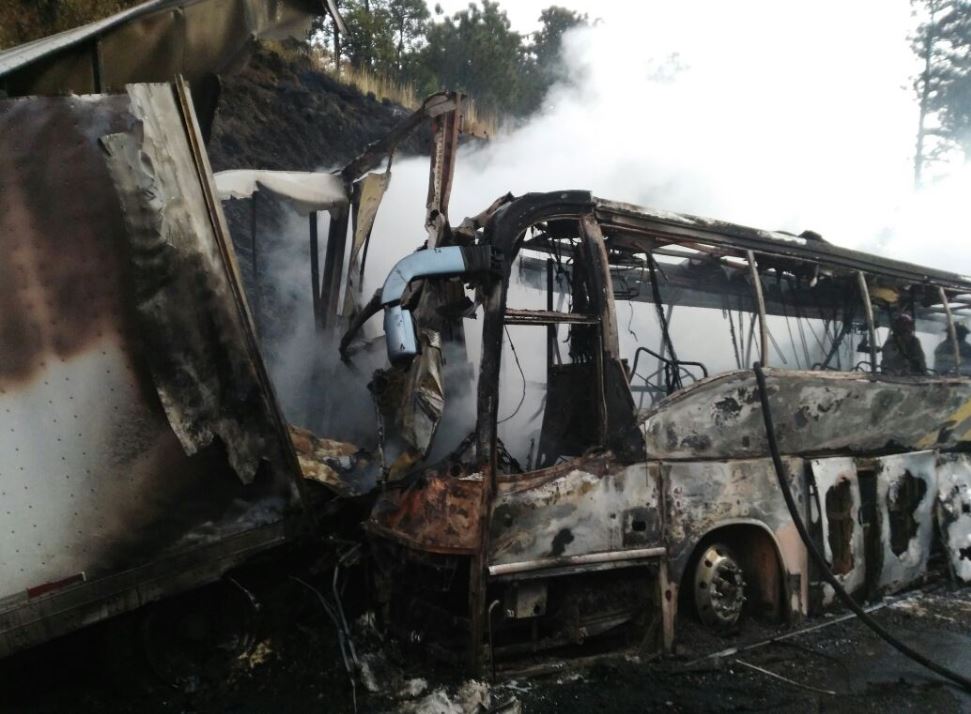 Autobús de pasajeros se incendia tras chocar contra tráiler en la autopista México-Puebla. (Twitter/@luismiguelbaraa)