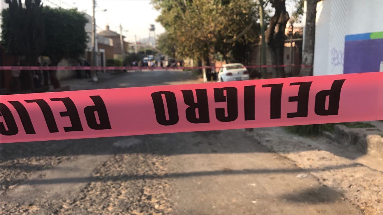 Autoridades resguardan la zona en donde escoltas del alcalde de Jiutepec, Morelos, fueron atacados. (Noticieros Televisa)