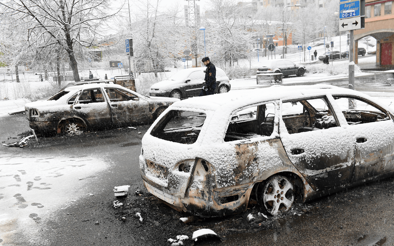 Autos quemados en un distritito de Estocolmo, Suecia, luego de registrarse disturbios. (AP)