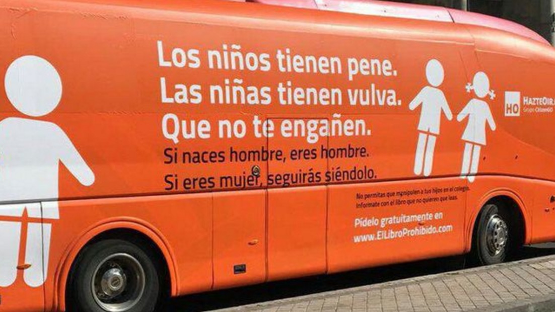 El autobús de Hazte Oír recorre las calles de Madrid con el mensaje: Los niños tienen pene, las niñas tienen vulva (Twitter @eldiarioes)
