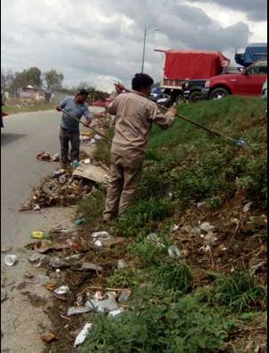 Ayuntamiento de Oaxaca levanta basura en las riberas del río Atoyac. (Twitter @e_oaxaca )