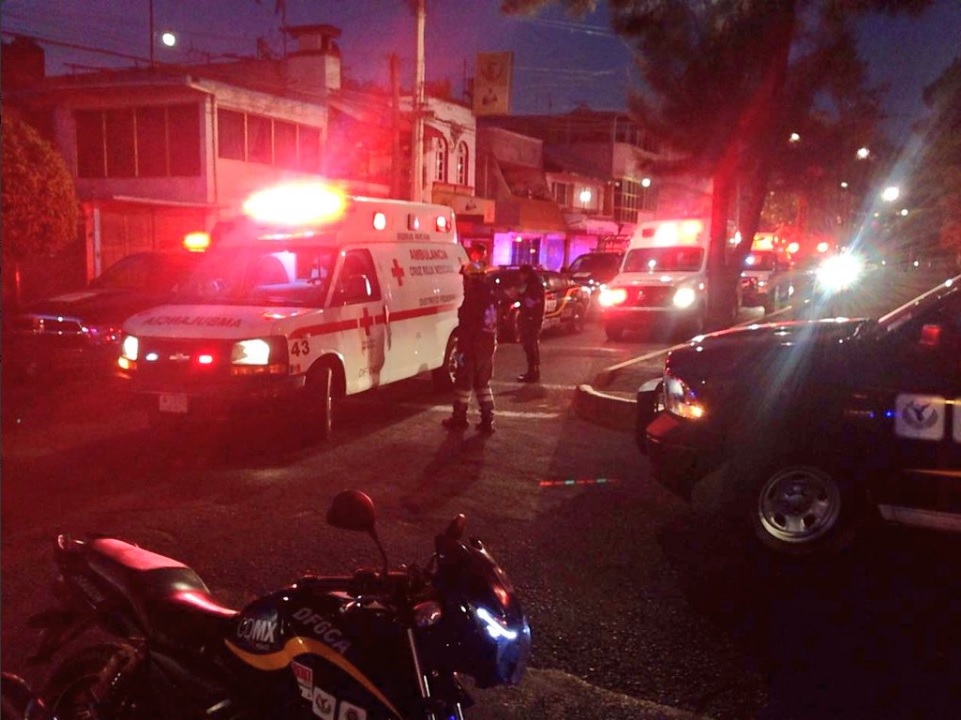Ambulancias atienden a tres personas lesionadas que protagonizaron un enfrentamiento en la Unidad CTM Aragón; individuos a bordo de un vehículo disparan contra policías