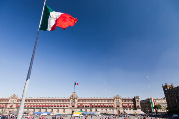 Aspectos de la bandera en el Zócalo capitalino. (Getty images, archivo)