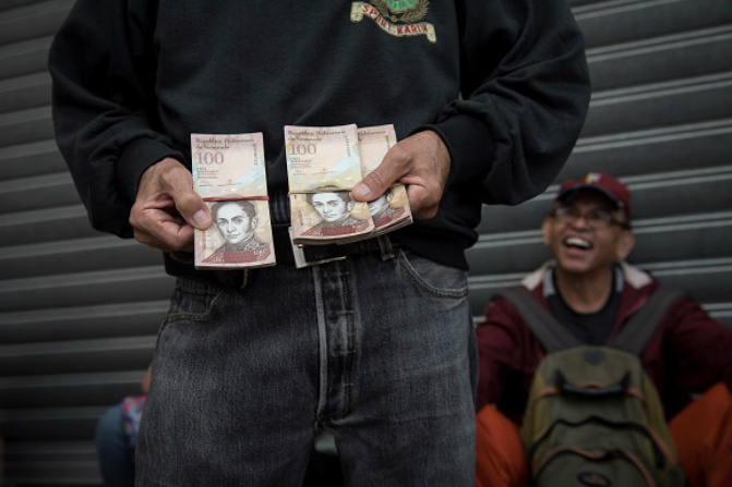 Esta es la cuarta vez que el Gobierno venezolano prorroga la vigencia del billete de 100 bolívares (Getty Images/Archivo)