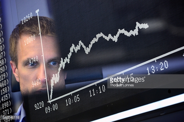 Un operador de la Bolsa de Frankfurt revisa el comportamiento del día. (Getty Images)