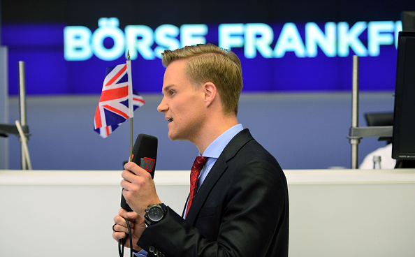 Operador de la Bolsa de Frankfurt ondea una bandera de Inglaterra. (Getty Images)
