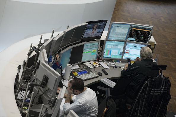 Operadores de la Bolsa de Frankfurt durante el cierre de sesión (Getty Images)