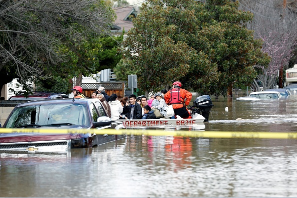 Bomberos de San Jose recatan a personas tras registrase una inundación.