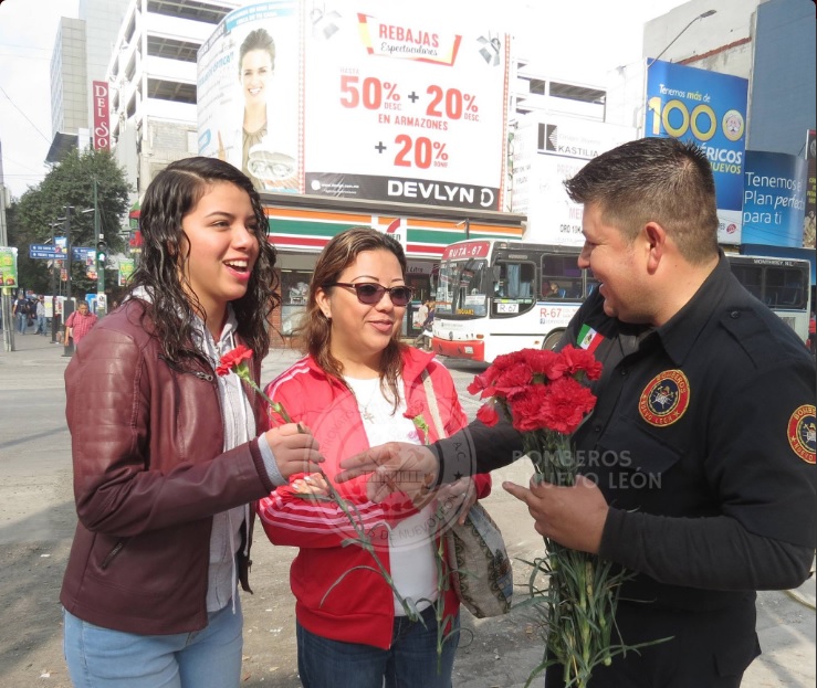 Un grupo de bomberos de Nuevo León sale a la calle Morelos a repartir flores con motivo del Día de San Valentín; reafirma su compromiso con la comunidad