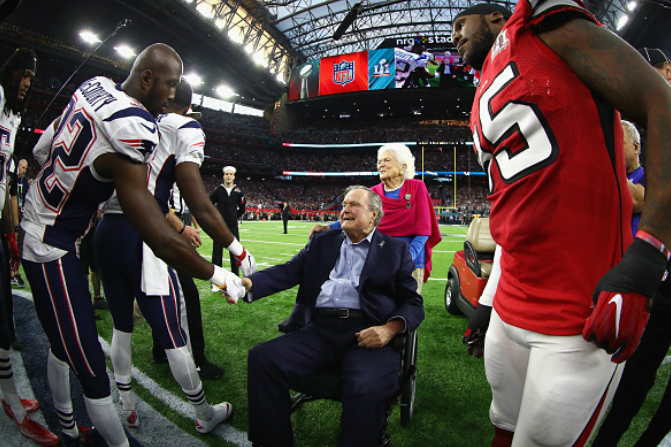 El expresidente George Bush, padre, acompañado de su esposa Barbara Bush, fue el encargado de lanzar la moneda al aire en el Super Bowl (Getty Images)