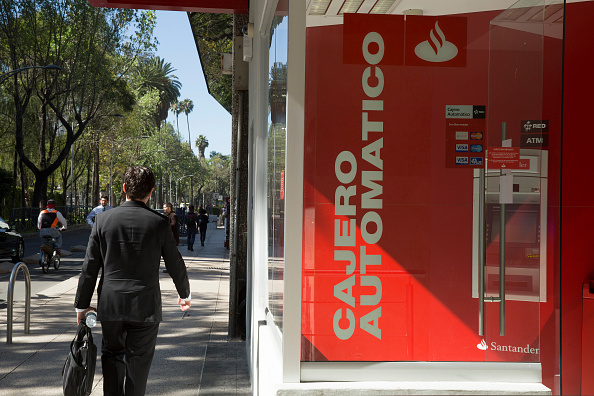 Vista de un cajero automático en una sucursal bancaria de la CDMX (Getty Images)