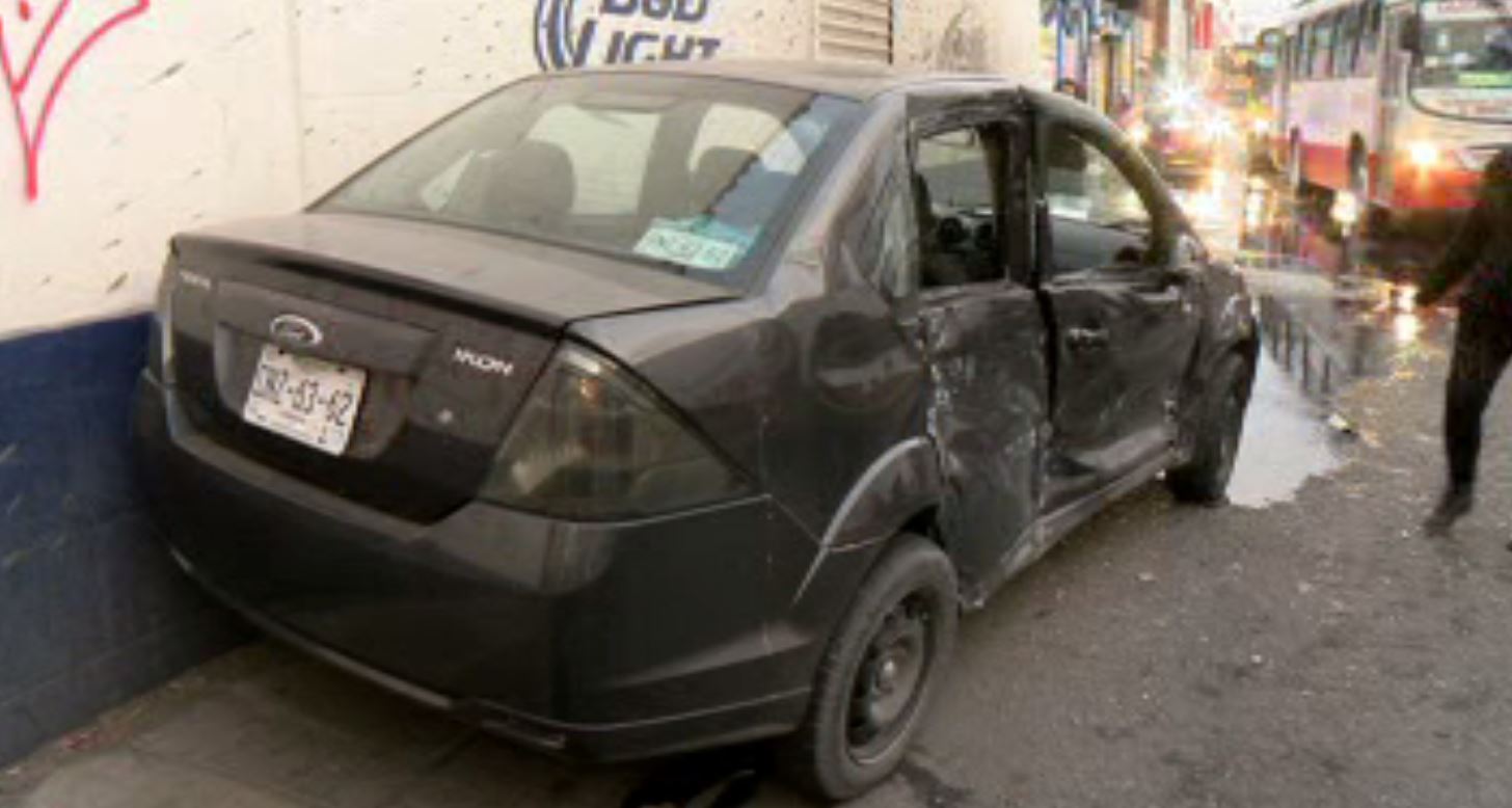 Camión choca a un automóvil particular en Monterrey, Nuevo León. (Noticieros Televisa)