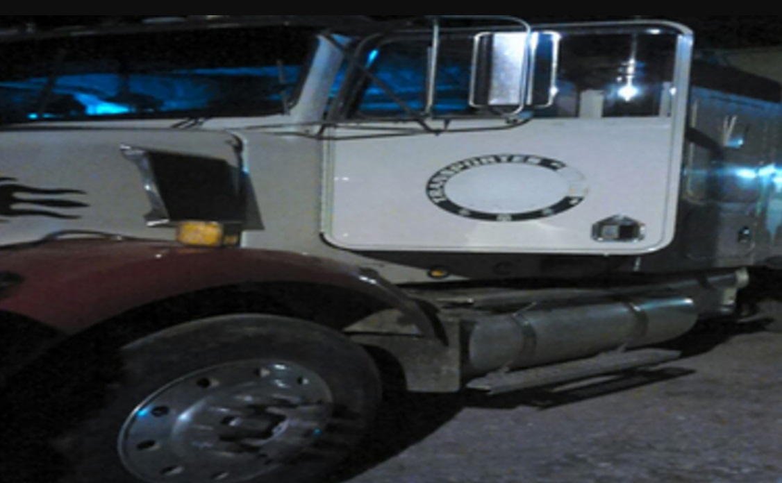 PGR asegura tracto camión con 30 mil litros de hidrocarburo en una ranchería de Tabasco.