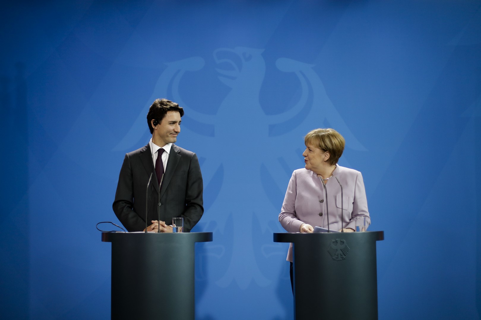 La canciller alemana, Angela Merkel, y el primer ministro canadiense, Justin Trudeau, se reúnen en Berlín, Alemania. (AP)