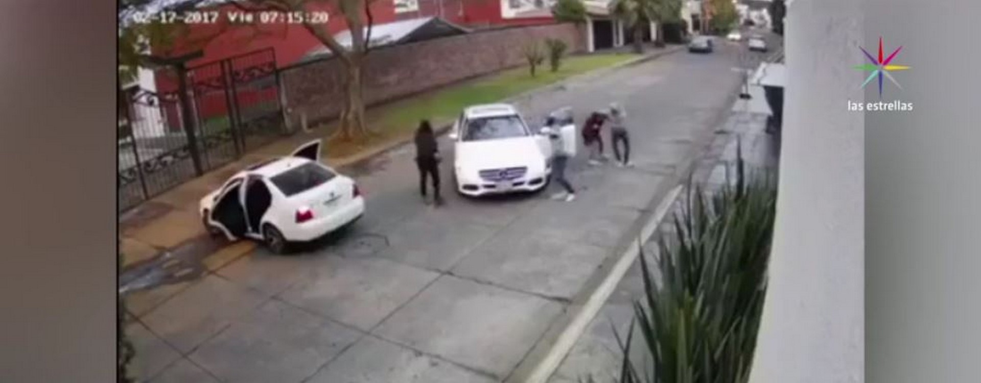 Captan en video el secuestro de una mujer en Uruapan, Michoacán. (Noticieros Televisa)